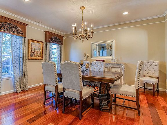 4th image of 26 Hyde Park Dr