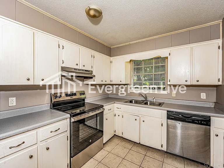 1701 Patricia Cir — Photo 5