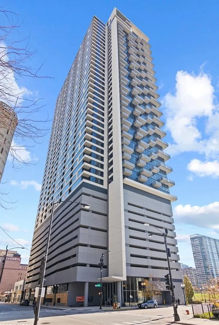 235 W Van Buren St — Photo 1