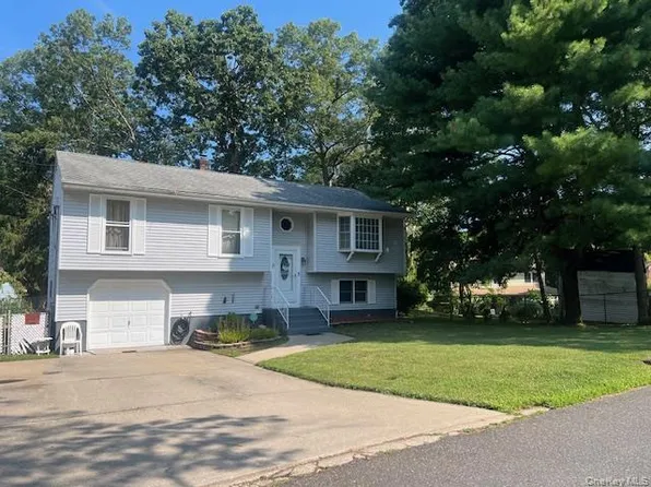 3 Wainscott Drive, Sound Beach, NY 11789