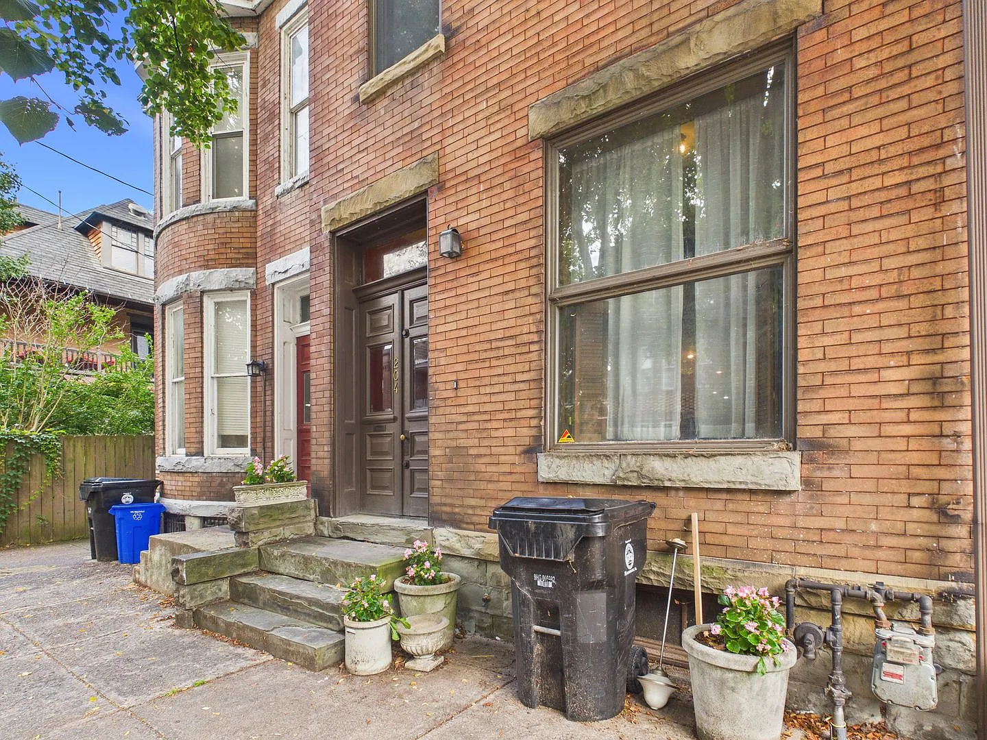 Charming 2 Bedroom Loft-Style Row Home — Photo 4