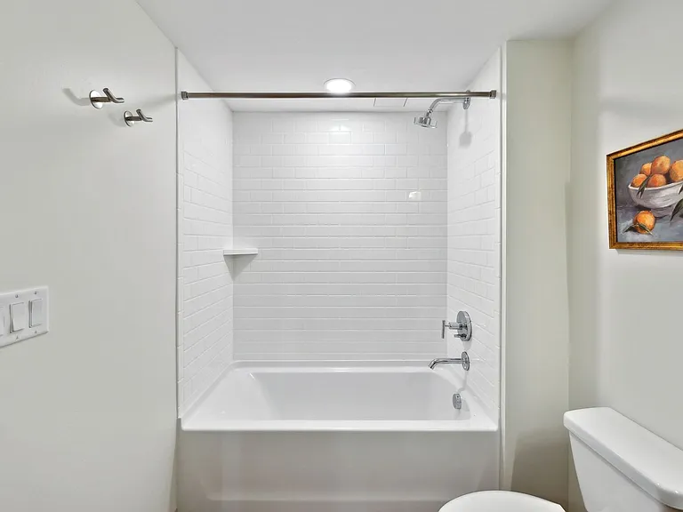 West 6th Apartments — Photo 55