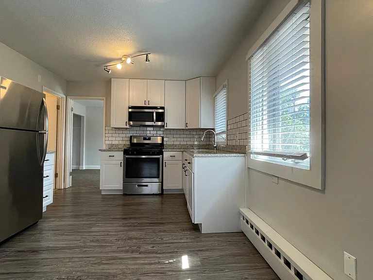 689 Lowry Ave NE #7 — Photo 6