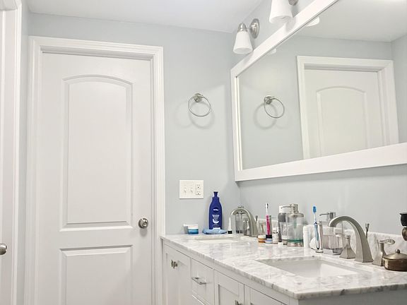 Master Bath - Marble Jack/Jill Vanity