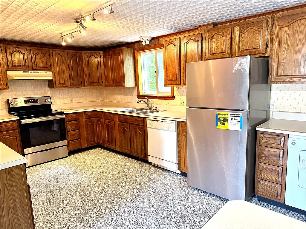 3 bed, 1.0 bath, 900 sqft, $1,400 — Photo 3