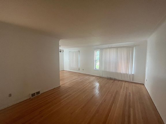 4th image of 21535 Kingsville St #105