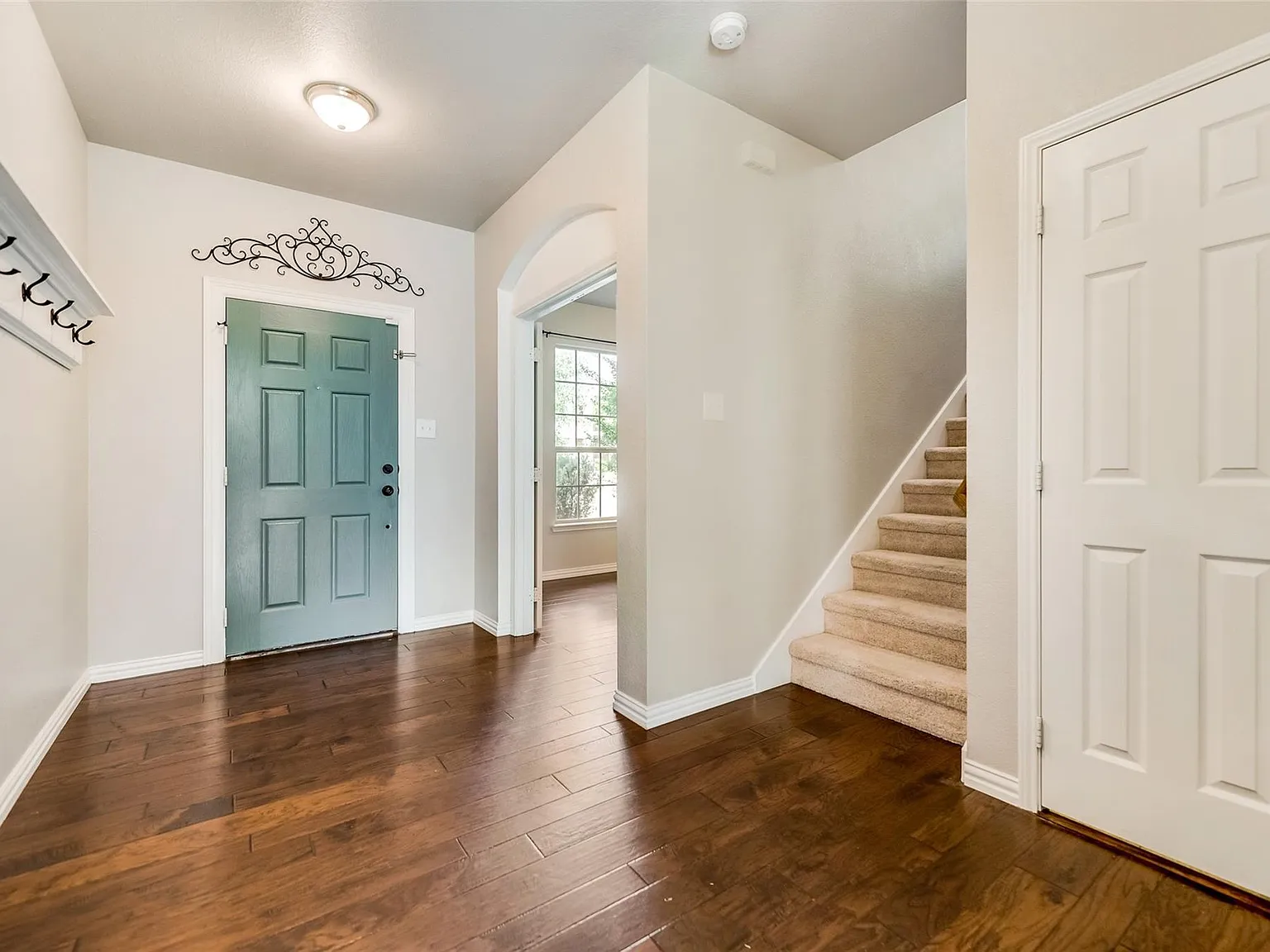 4 bed, 2.5 bath, 2473 sqft, $2,550 — Photo 2