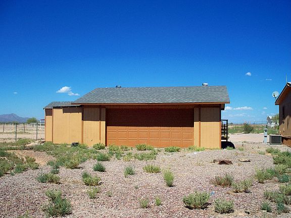Large shop/ 2 attached storage sheds