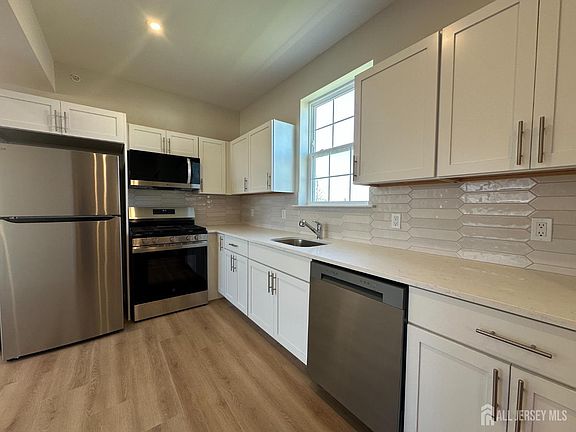 4th image of 88 Louis St #8