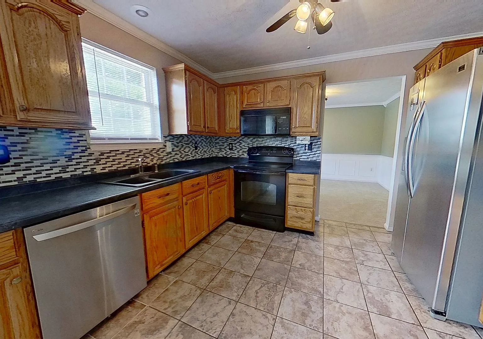 Spacious Single Family Home — Photo 3