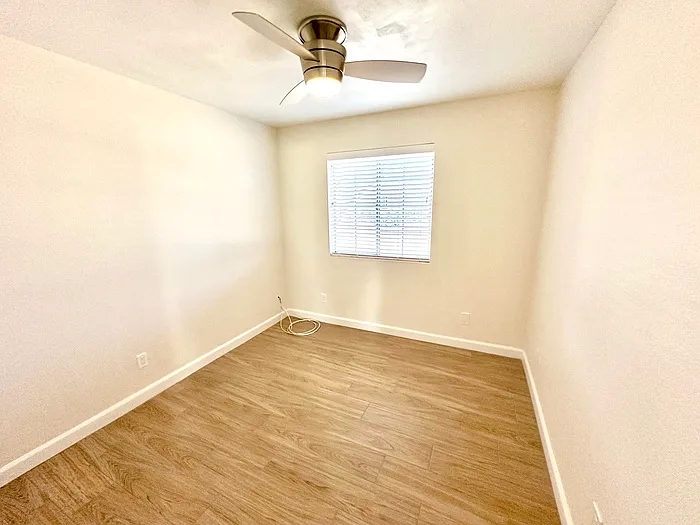 146 W Ivyglen St — Photo 12