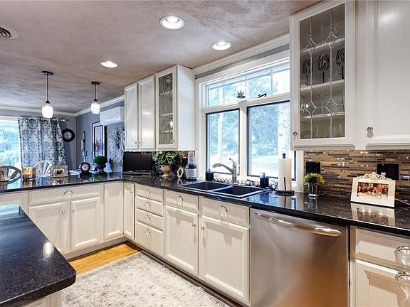 3rd image of 1 Baldwin Orchard Dr