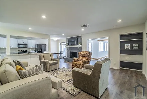 4 bed, 2600 sqft, $2,850 — Photo 4