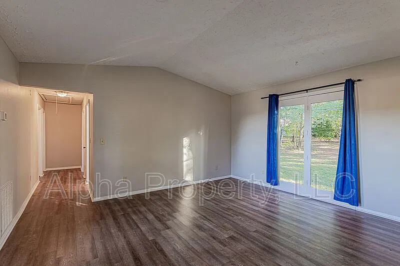 3 bed, 1.5 bath, 1191 sqft, $1,400 — Photo 3