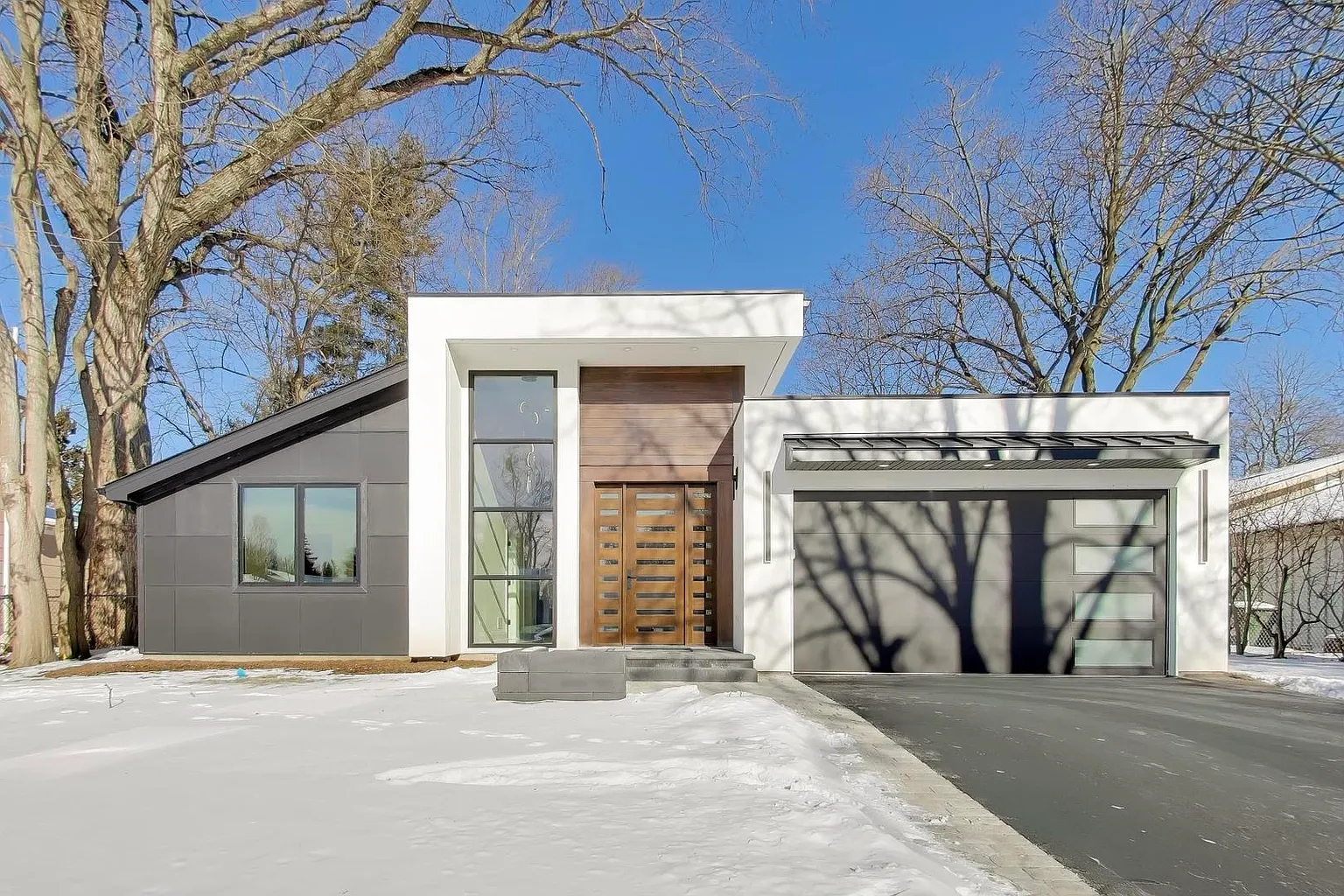 2238 Prairie St photo 1