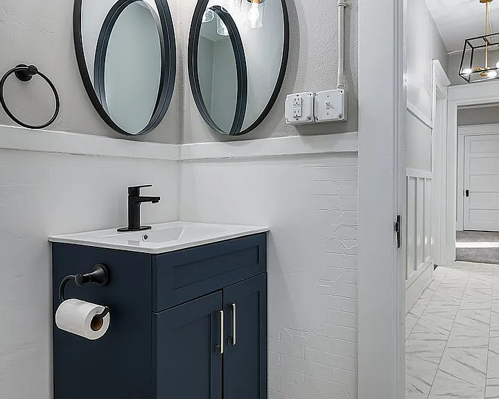 Elegant Renovation! HUGE 1 Bed 1 Bath Available Now! — Photo 6