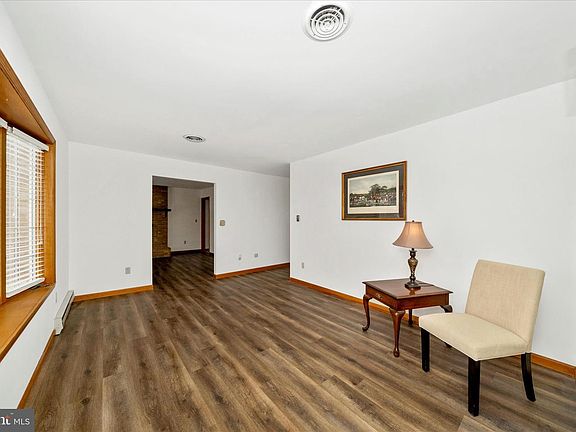 5th image of 8415 Crum Rd