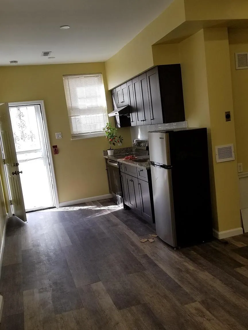 1120 Locust Street - #101 — Photo 2
