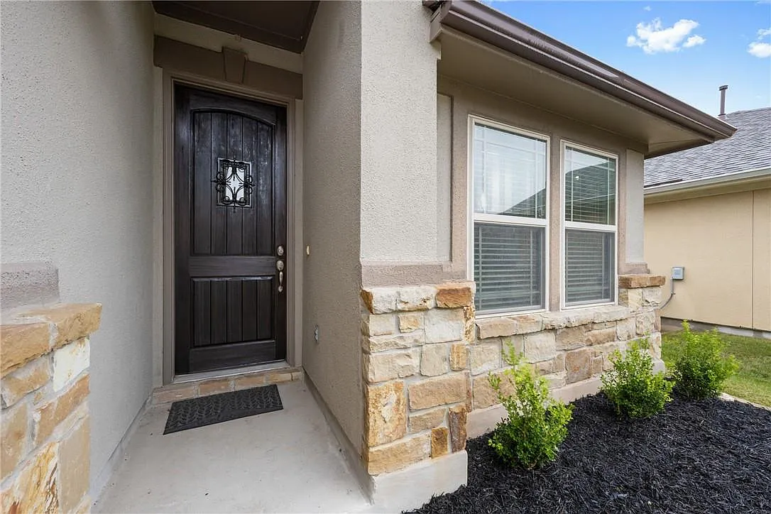 3 bed, 2.0 bath, 2050 sqft, $2,795 — Photo 3