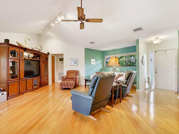 3rd image of 1127 E Seminole Ave APT 25A