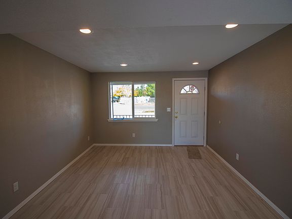 4th image of 272 Link Dr