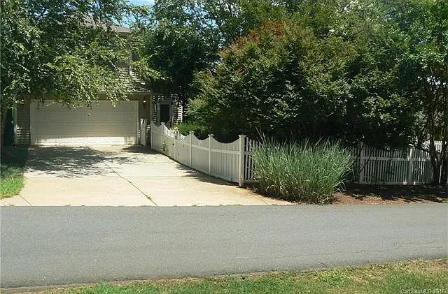 15743 Seafield Ln — Photo 11