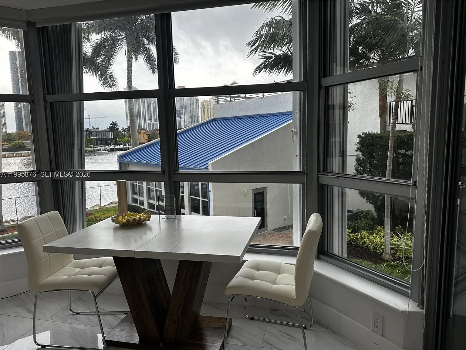 Mystic Pointe Condo No Tw — Photo 4