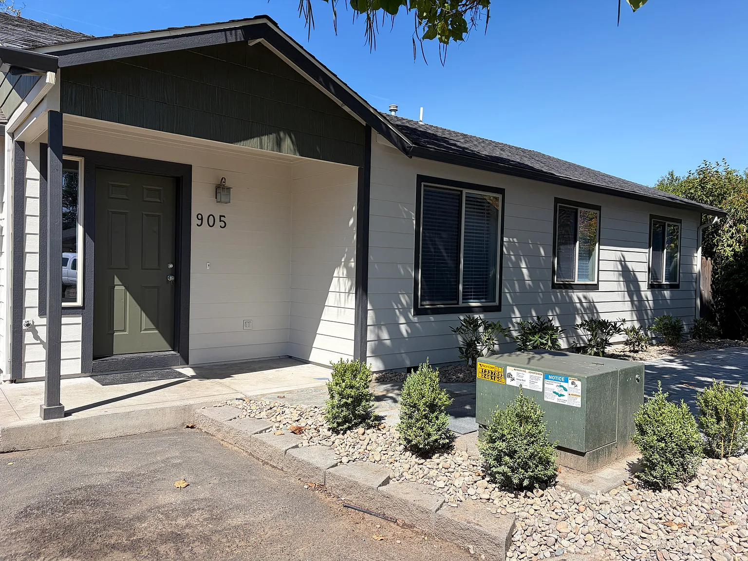 3 bed, 1100 sqft, $2,100 — Photo 2