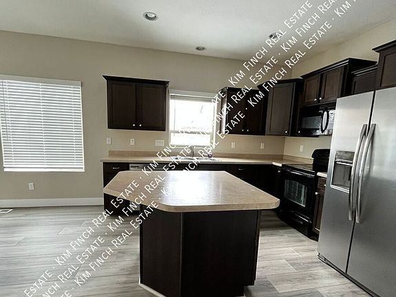 5th image of 798 S Oak Crest Dr