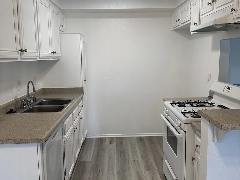 Oasis Apartments — Photo 10