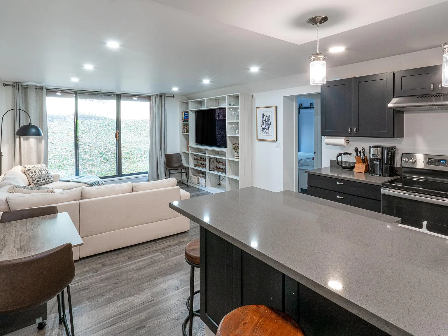 3 bed, 994 sqft, $9,500 — Photo 4
