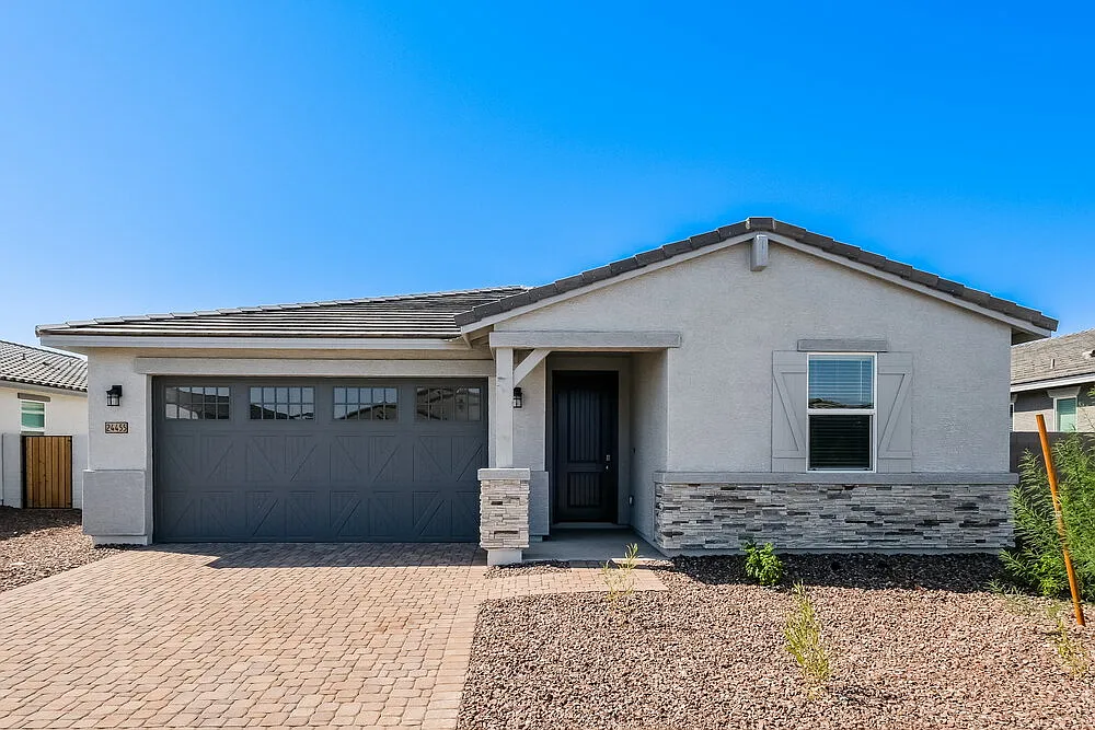 4 bed, 2.5 bath, 2014 sqft, $2,350 — Photo 1