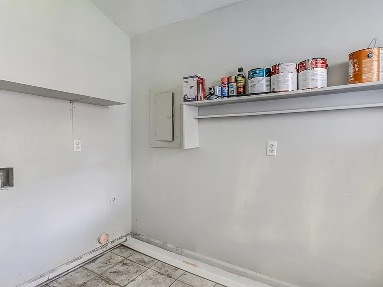 4505 Castlebar Dr — Photo 4
