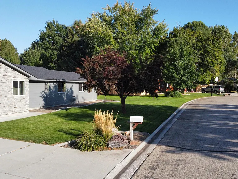 5160 S Greenacres Pl — Photo 4