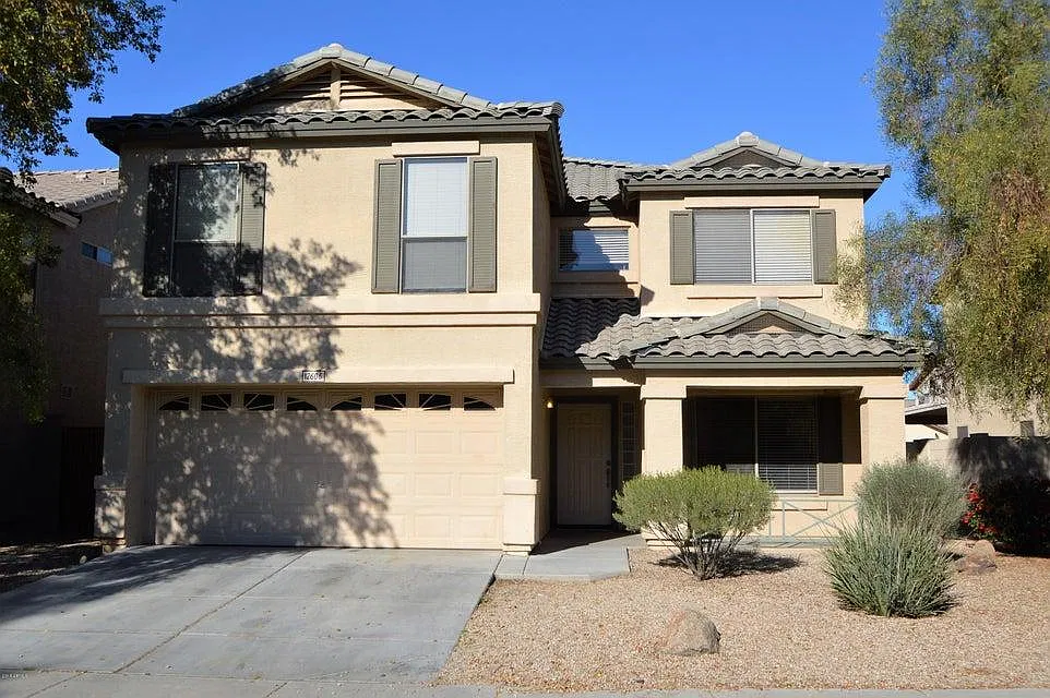 4 bed, 2.5 bath, 2232 sqft, $2,100 — Photo 2