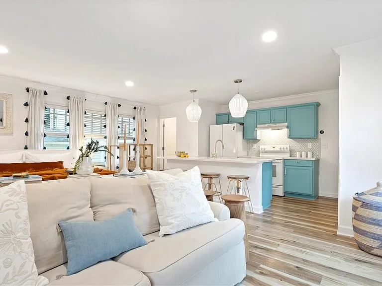 325 Sinclair Ave NE — Photo 10