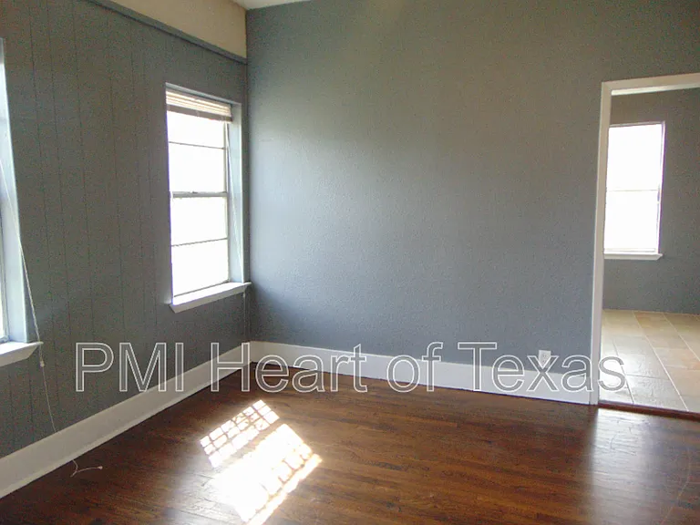2317 E 2nd St — Photo 16