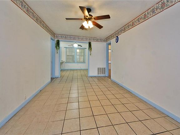3rd image of 2933 W Park Pl