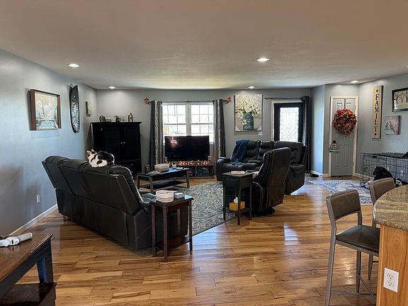 3rd image of 10 Eden Ln
