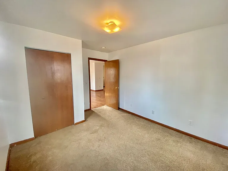 512 W Cross St — Photo 15