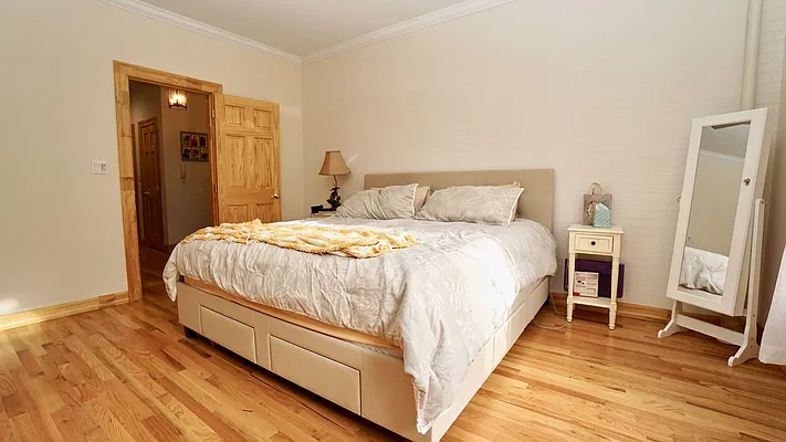 Sold by Bizzarro Agency | media 5