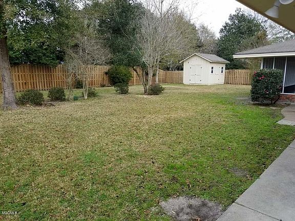 3rd image of 729 Parkwood Dr