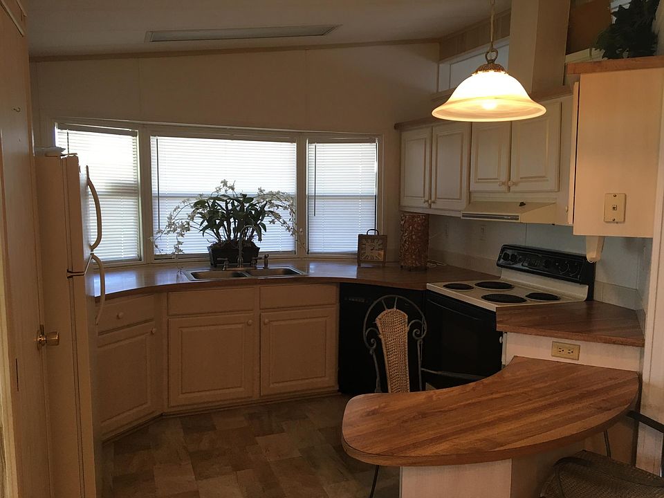 2nd image of 204 Fan Palm Ln #204