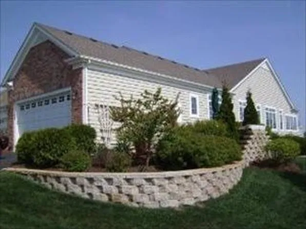 4302 Weatherstone Rd, Crystal Lake, IL 60014