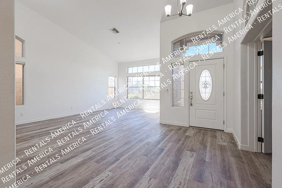 Beautiful Upgraded Bright and Spacious 4 Brdm in Scottsdale! — Photo 4