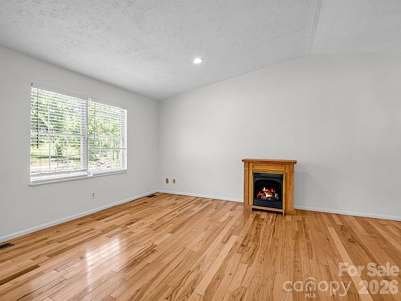 4th image of 227 Bradshaw Ave