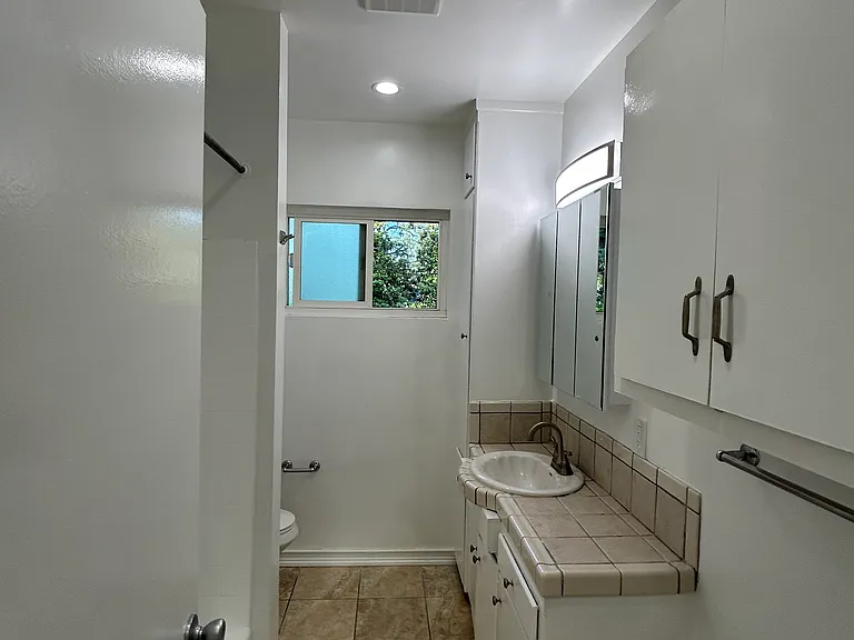 251 N El Molino Ave #8 — Photo 9