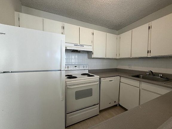 3rd image of 400 Hobron Ln