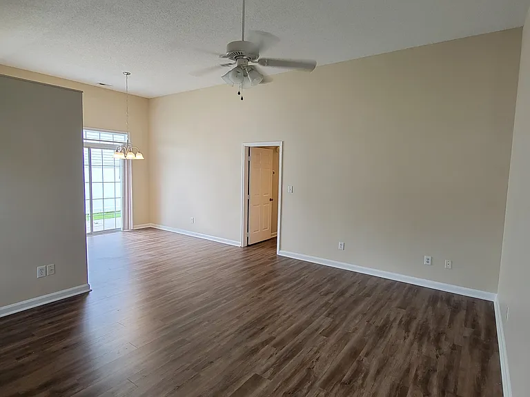 1802 Barberry Dr — Photo 2