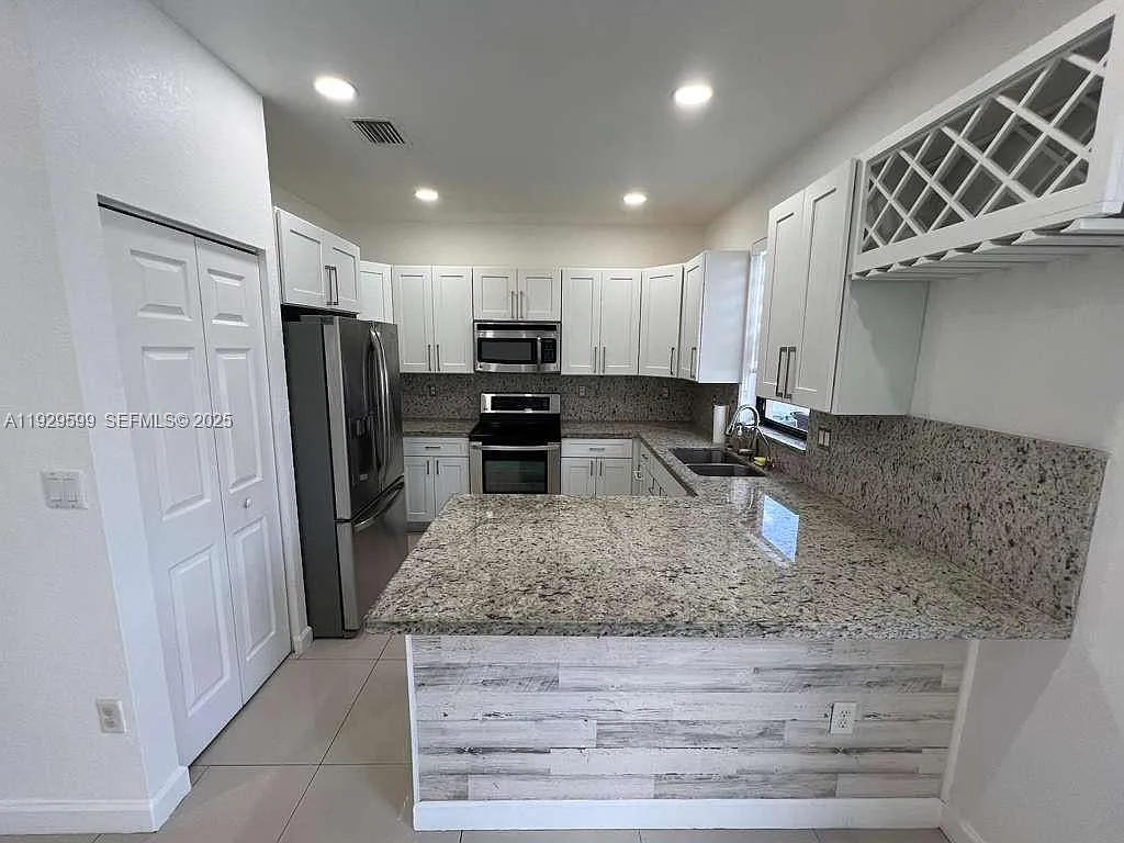 3 bed, 1592 sqft, $3,699 — Photo 3